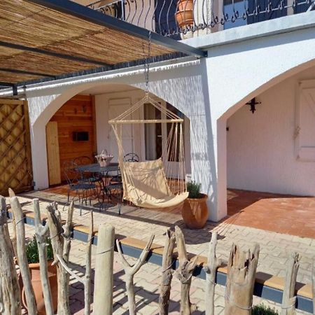 Les Flo Location Apartment Айга-Мортас Екстериор снимка