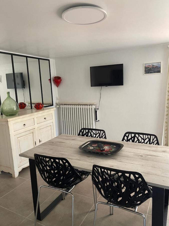 Les Flo Location Apartment Айга-Мортас Екстериор снимка