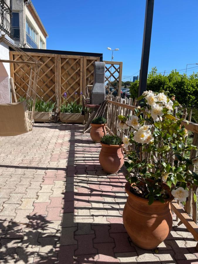 Les Flo Location Apartment Айга-Мортас Екстериор снимка