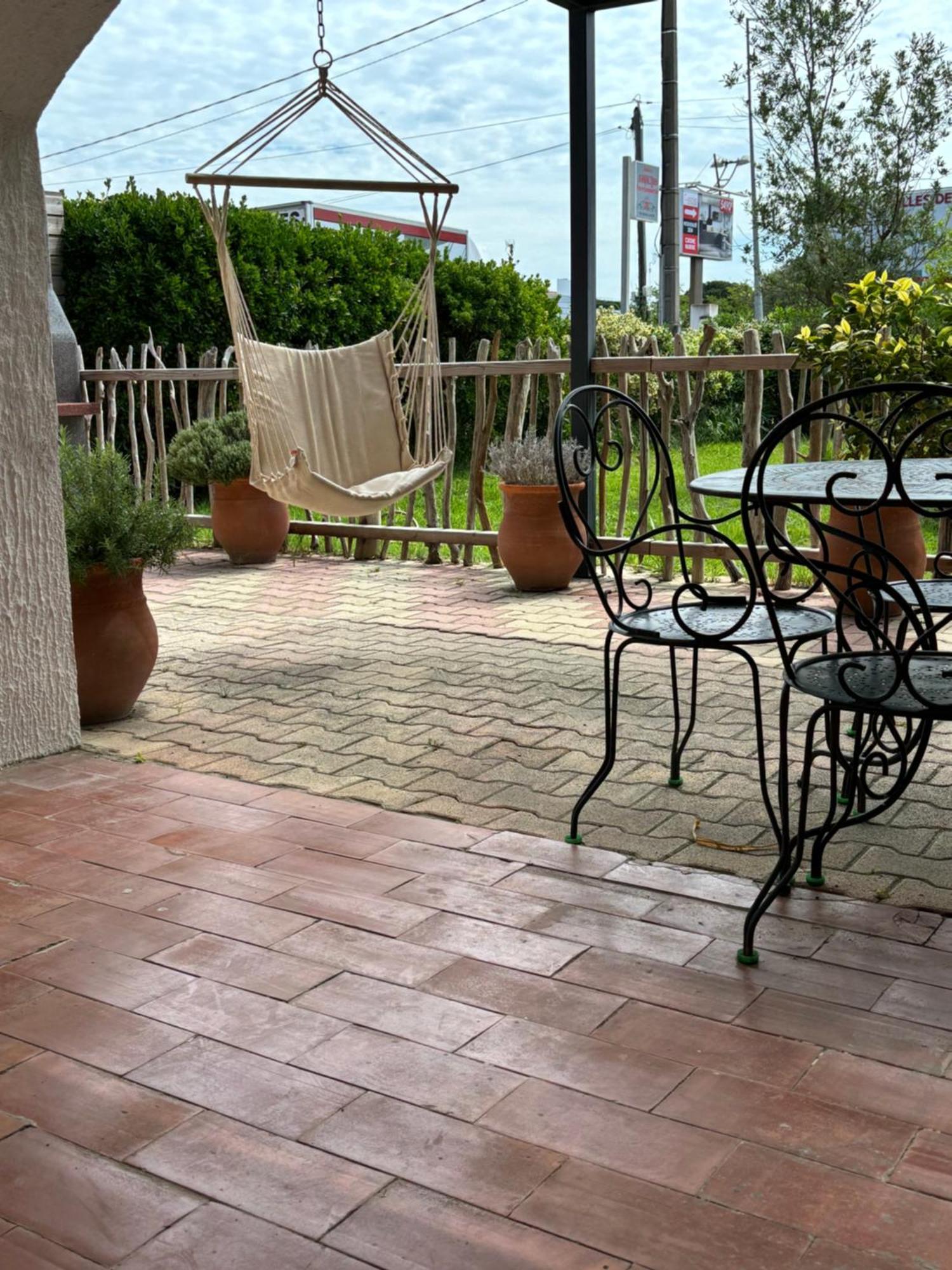 Les Flo Location Apartment Айга-Мортас Екстериор снимка