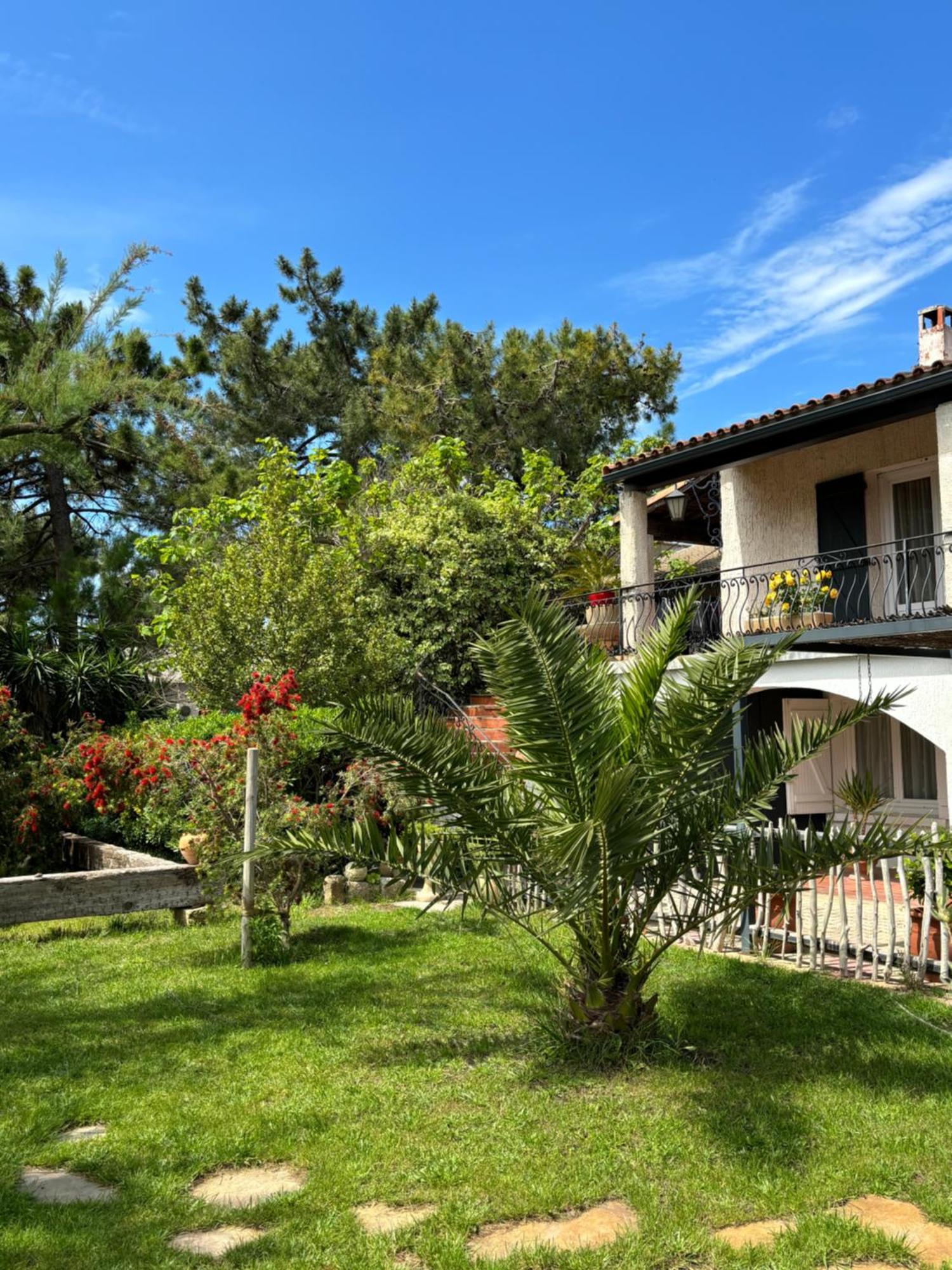 Les Flo Location Apartment Айга-Мортас Екстериор снимка